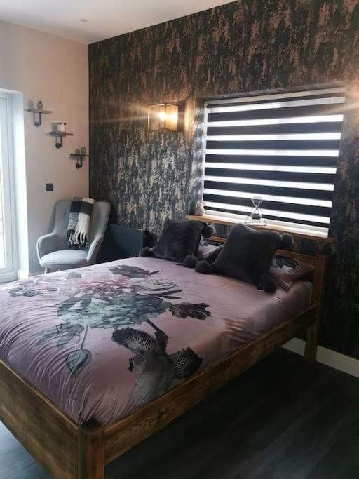 Beautiful Masons Hideaway Studio Apartment Bridgend  Exterior foto