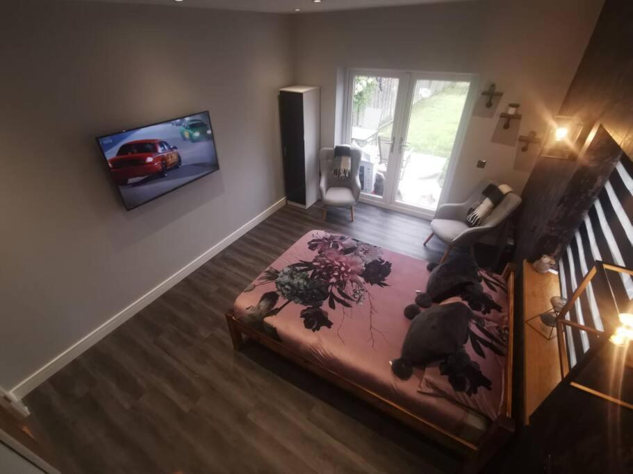 Beautiful Masons Hideaway Studio Apartment Bridgend  Exterior foto